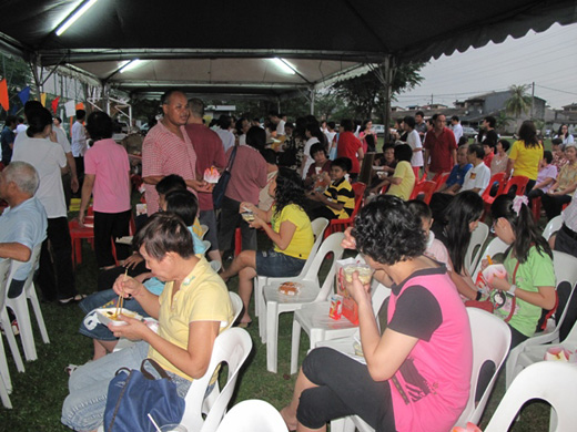 Mass Food Offering during Wesak 2011