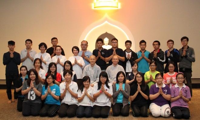 The venerables, UPM undergraduates, and Nalandians came together for a one-day retreat at Nalanda Centre.