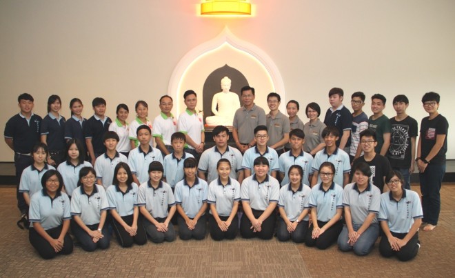 Group photograph of Ulu Tiram Buddhist Association Dhamma School students and teachers with Nalanda officers.