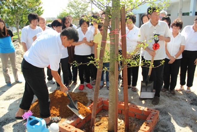 Kedah Branch Chairman Bro. Khaw Seng Giap planting the tree.