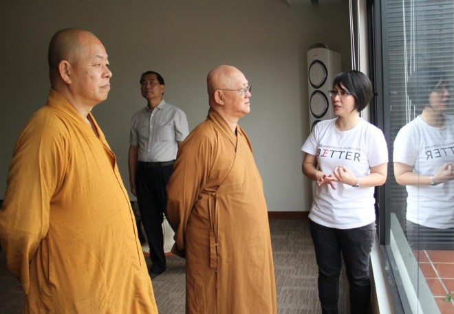 The Abbot of Jing Long Shan Temple, Ven. Wen Tong (文通法师) was brought on a tour of Nalanda Centre by Sis. Nandini.