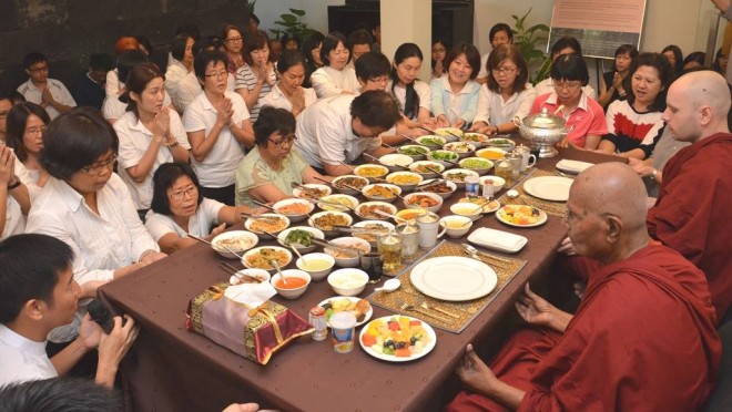 Many devotees came to offer lunch 'dāna' to the venerables after Service Sunday.