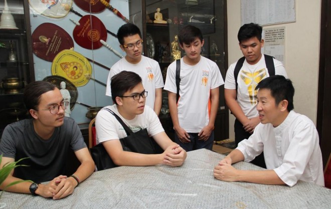 Bro. Tan sharing the history of Buddhist Māha Vihāra with Nalandian youths.