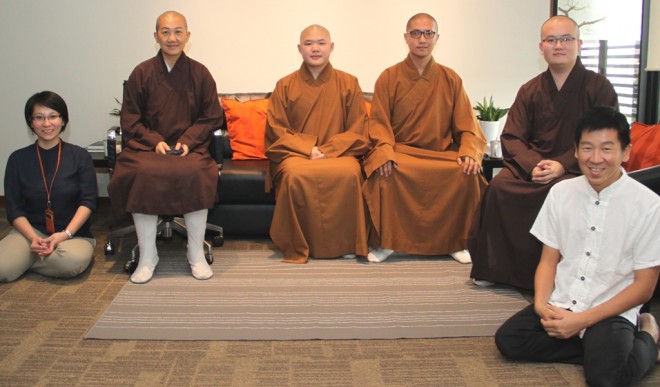 (From left) Sis. Nandini, Ven. Zhen Che (振澈法师), Ven. Tong Hui (通辉法师), Ven. Tong Ci (通慈法师),  Ven. Shi Di (实谛法师), and Bro. Tan.