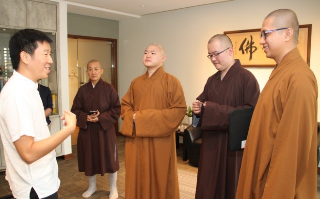 The venerables exchanging views with Bro. Tan on the development of Buddhist education in the country.