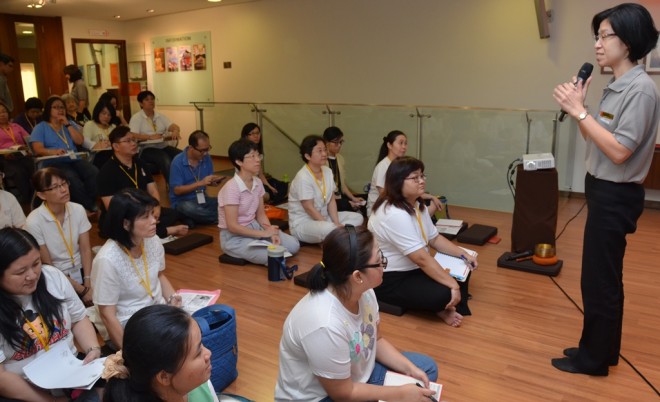 Sis. Sandy conducting the first session of BPS 201 Intermediate Buddhist Studies in Mandarin.