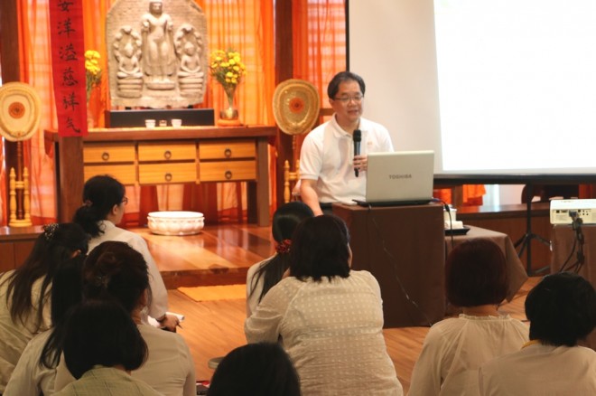 Achariya Tan Siang Chye giving an interesting   Dhamma talk on how to in accordance Dhamma.