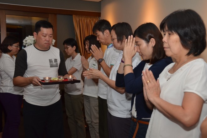 The Memorial Service commenced with offerings to the Three Jewels.