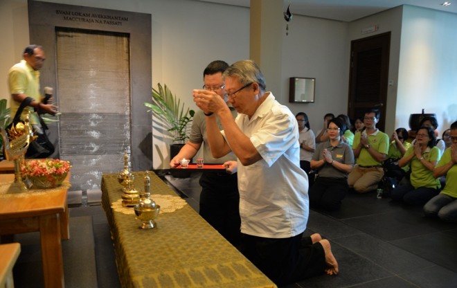 Deputy President Bro. Tan Kim See offering lamp at the Nalanda Centre altar.