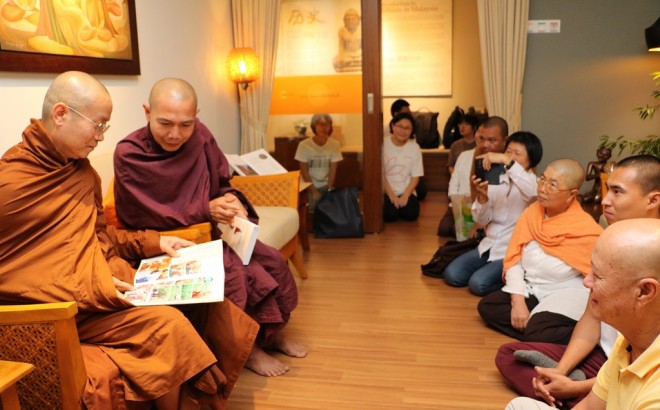 Sharing ideas with devotees, which included family members of Venerable Vijaya.