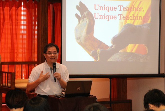 Achariya Tan Siang Chye giving a Dhamma lesson on the uniqueness of the Buddha and His teachings.