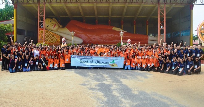 The camp participants enjoying their outing to Wat Pothivihan in Tumpat.
