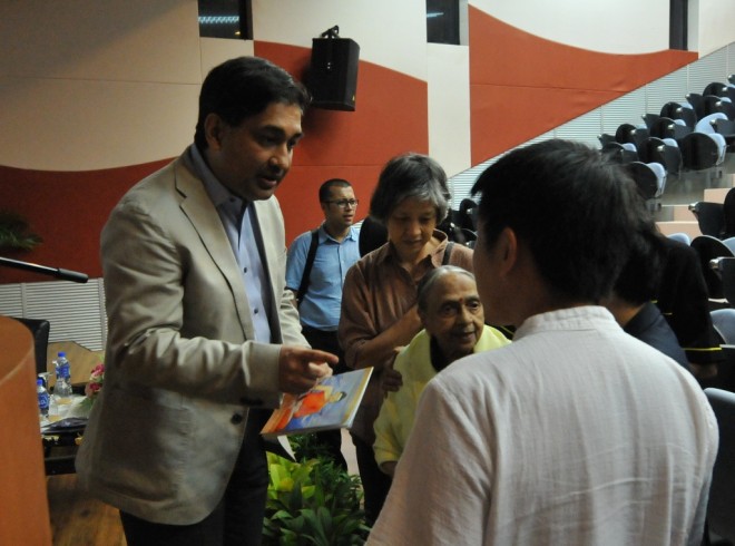 Prof. Tansen having a chat with Bro. Tan after the lecture.