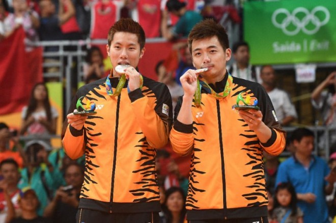 Silver medalist in Men’s doubles badminton – Goh V Shem and Tan Wee Kiong.