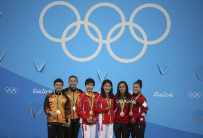 Silver medalist in Women’s diving – Pandelela Rinong and Cheong Jun Hoong with other winners.