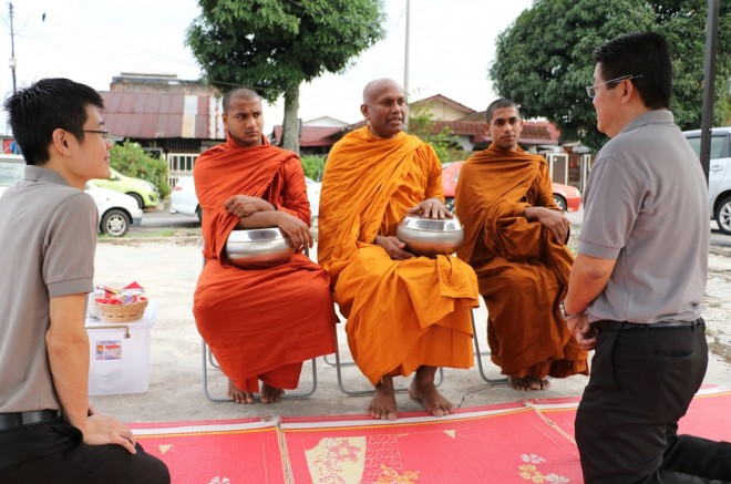 Nalandians welcome Ven. Saranankara and two other bhikkhus upon arrival.