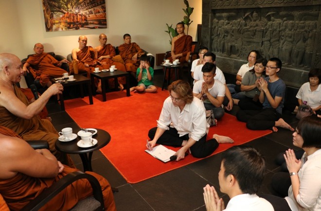 Luang Por Sophon giving a Dhamma talk.