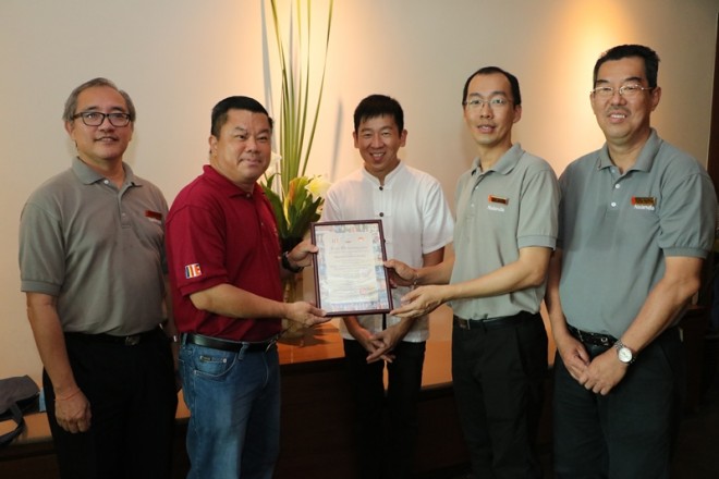 Bro. Loka Ng presenting a Certificate of Appreciation to Nalanda's Honorary Secretary Bro. Pee.