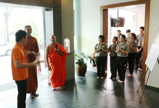 Bro.Tan and Dhamma School students sending the venerables off after their visit.