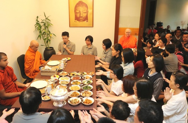 Devotees also had the opportunity to offer lunch dāna on this auspicious occasion.