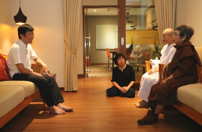 Bro. Tan meeting with Ajahn Thipawan and Mae Chee Punissa.