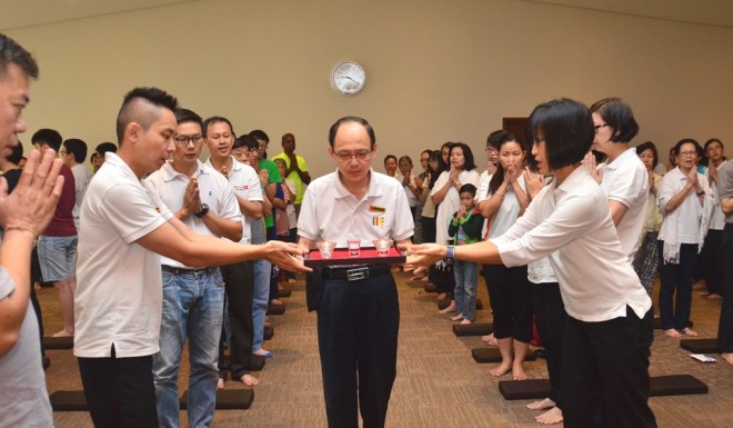 Deputy Chairman of Nalanda Sungai Petani Branch Dr. Song led the offering ceremony.