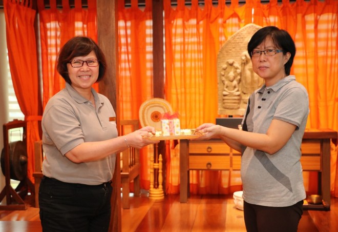 Nalanda President Sis. Evelyn (left) presenting a momento to Sis. Yee Yong.