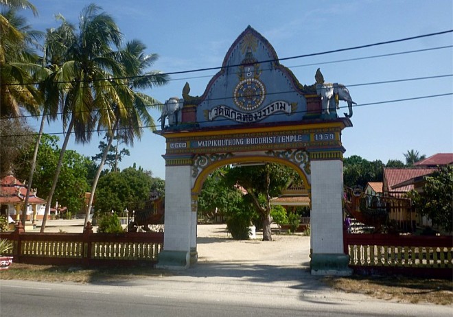 Wat Phikulthong Vararam in Kampung Terbok, Tumpat.