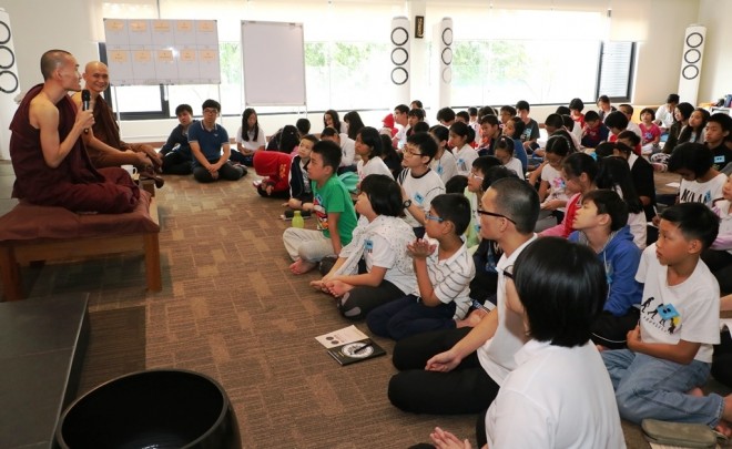 Ven. Ñanukkamsa meeting with 80 children who were attending the Annual Children’s Learning Camp.