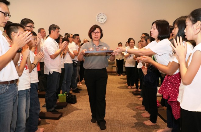 Sis. Evelyn led the offerings to the Three Jewels.