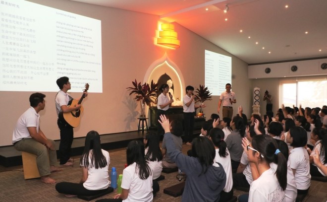 The spirited Nalandian youths leading the congregation to sing-along with Buddhist hymns.