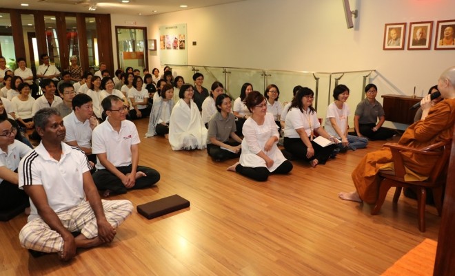 Ayya Sumangalā giving a Dhamma talk on ‘welcoming happiness’.