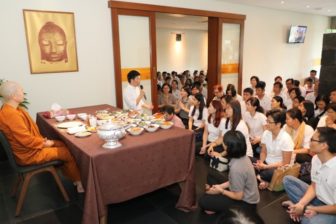 The congregation offering lunch dāna to Ayya Sumangalā.