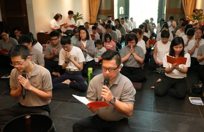 Bro. Choong Li (front left) and Vincent leading the New Year chanting at Nalanda Centre.