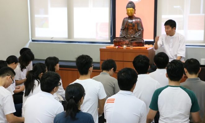 Bro. Tan giving a teaching on the “seven treasures” of Dhamma to the youths.
